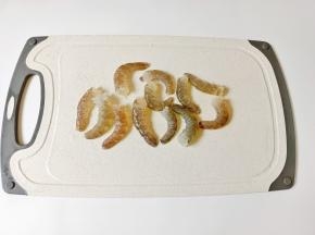对虾剥壳后去除虾线。