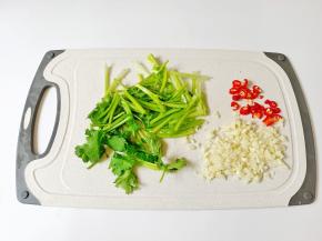 香菜，蒜，红辣椒切好备用。