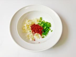 把切好的蒜、葱花、辣椒粉放一起。
