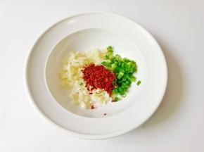 把切好的蒜、葱花、辣椒粉放一起。