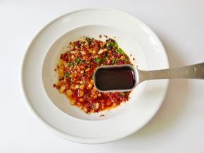 放上生抽，蚝油，醋拌均匀备用。