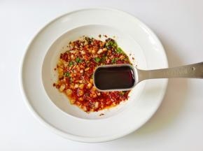 放上生抽，蚝油，醋拌均匀备用。