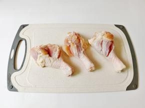 鸡腿切两下，便于煮熟。