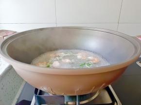 锅里水开放入虾仁、料酒、葱段焯熟捞出。