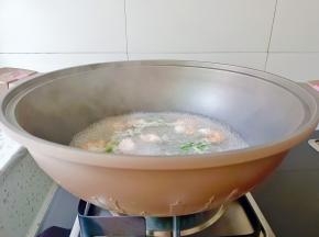 锅里水开放入虾仁、料酒、葱段焯熟捞出。