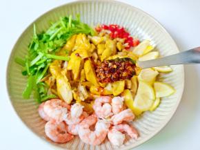 淋上提前备好的料汁。