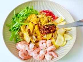 淋上提前备好的料汁。