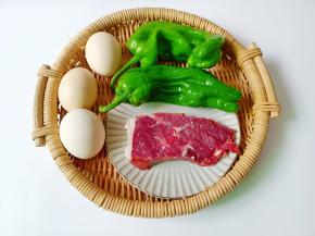 准备好辣椒，牛肉，鸡蛋。