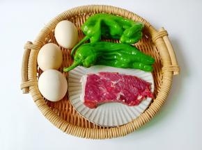 准备好辣椒，牛肉，鸡蛋。