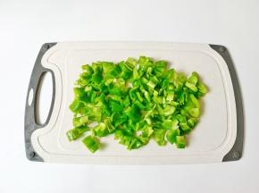 辣椒对半切开，切成小丁。