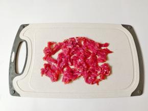 牛肉横着切成细丝。