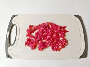 牛肉横着切成细丝。