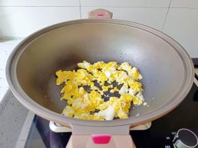 把鸡蛋用铲子炒散，炒熟后盛盘备用。