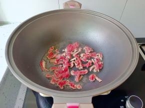 锅里油热，放入牛肉丝爆炒。