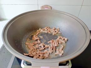 翻炒到肉丝变色。