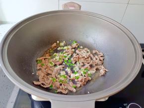 加入蒜末，葱花炒香。