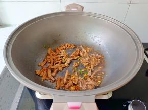 加入生抽上色。