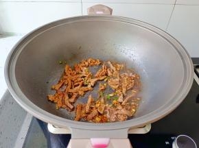 加入生抽上色。