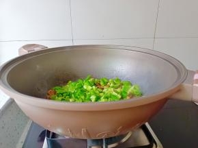 加切好的辣椒丁