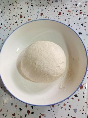 1000克面粉中放入6克酵母，1勺白糖，适量的温水揉成软硬适中的光滑的面团！