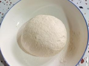1000克面粉中放入6克酵母，1勺白糖，适量的温水揉成软硬适中的光滑的面团！