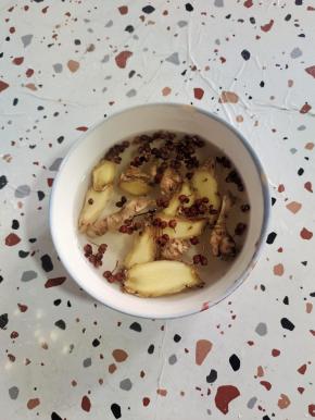 生姜切成片，放入一把花椒，再倒入适量的开水浸泡半小时，过滤出生姜花椒，就得到了生姜花椒水！