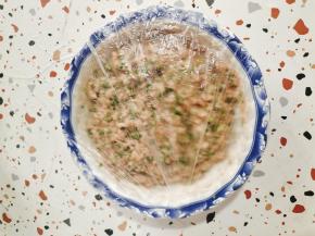 套上保鲜膜，放在冰箱冷冻1小时！