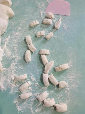 发酵好的面团，揉搓排气，分割成大小均匀的小剂子！