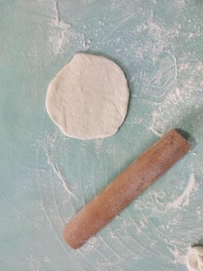 取一个面剂子，揉圆按扁，擀成面皮！