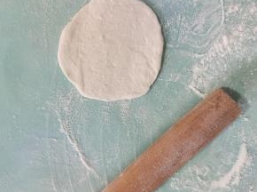 取一个面剂子，揉圆按扁，擀成面皮！