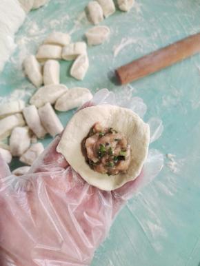 放入一勺调好的肉馅儿！