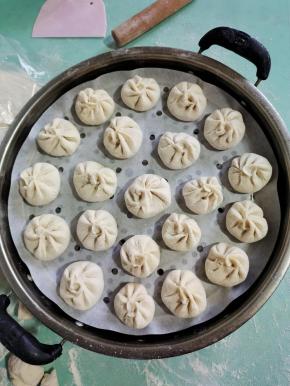 依次把所有的小笼包包好！