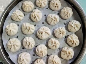 依次把所有的小笼包包好！