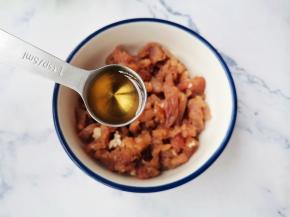 瘦肉切碎，加1勺料酒，