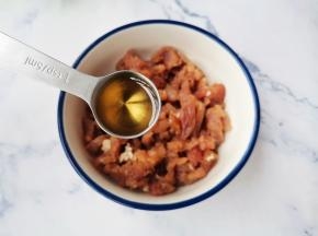 瘦肉切碎，加1勺料酒，