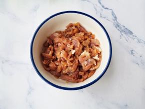 一勺油抓匀腌制10分钟。