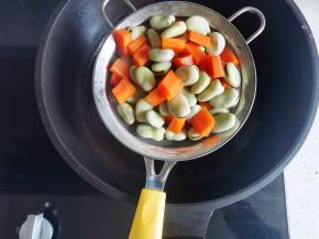 锅中烧开水，加入蚕豆、胡萝卜煮5分钟捞出过凉备用。