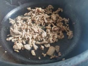 锅中热油，放瘦肉炒至变色捞出。