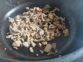 锅中热油，放瘦肉炒至变色捞出。