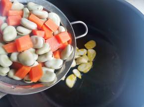 另起锅热油放入大蒜爆香，加入蚕豆和胡萝卜翻炒1分钟，