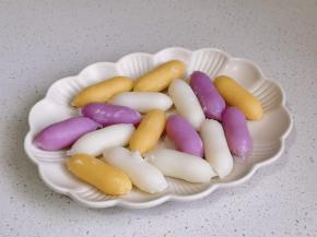 准备配菜，自己喜欢的都可以，芝士年糕。