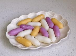 准备配菜，自己喜欢的都可以，芝士年糕。