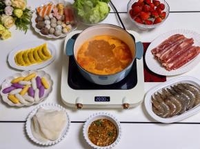 番茄锅倒入珐琅锅，涮火锅喽～