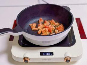 起油锅+番茄块翻炒。