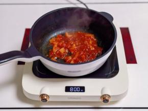 加入番茄酱翻炒。