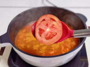 加入番茄片煮5分钟。