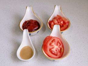 准备汤底的食材。番茄切三片，其它切丁。