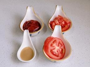 准备汤底的食材。番茄切三片，其它切丁。