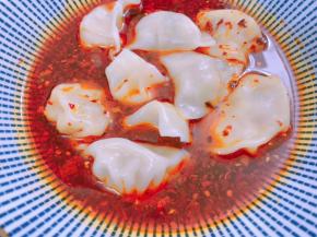 加入一勺煮饺子的汤，把煮好的饺子放入汁底里