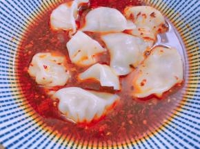 加入一勺煮饺子的汤，把煮好的饺子放入汁底里